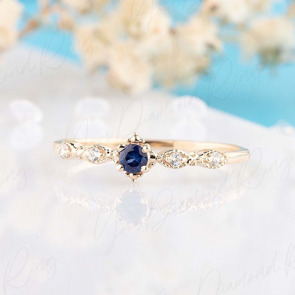 Art-Deco-Stil 14k Gelbgold kleiner und zierlicher Verlobungsring mit blauem Saphir, Minimalistischer zarter Versprechensring mit blauem Saphir für sie