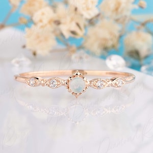 Minimalistische Victoriaanse witte opaal en diamanten beloftering in antieke stijl voor haar, unieke kleine en sierlijke roségouden opaal verlovingsring voor dames