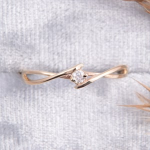 14k Gelbgold keltischer Stil weißer Diamant Verlobungsring, Einfacher & zierlicher Moissanit Versprechensring für sie, Kleiner Verlobungsring