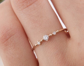 Zarte minimalistische 14k Gelbgold 3 Stein Diamant Versprechen Ring für sie, kleine und zierliche Frauen weißen Diamant Verlobungsring, Diamantschmuck