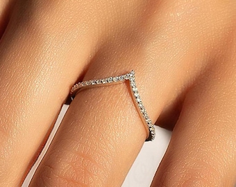 Chevron diamond wedding band in 14k white gold, Dainty v shaped diamond wedding band, Minimalist elegant diamond ring perfect for stacking