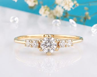 Delicato anello di fidanzamento in oro giallo con diamanti per lei, anello minimalista a grappolo.