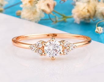 Anello di fidanzamento minimalista con diamanti a grappolo, delicato anello di promessa in oro rosa per lei