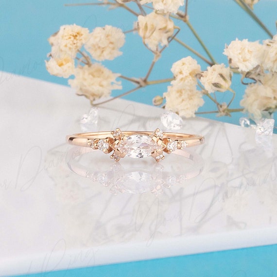 上品なマーキスカットダイヤモンドの婚約指輪、彼女への特別な14K 