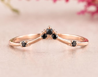 Delicata fede nuziale a chevron in oro rosa con diamanti neri, anello impilabile a forma di V curva.