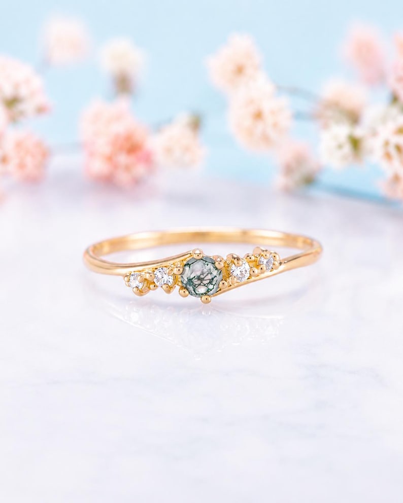 Anel de compromisso com ágata musgosa celta e diamantes, delicado anel de noivado torcido em ouro amarelo. imagem 1