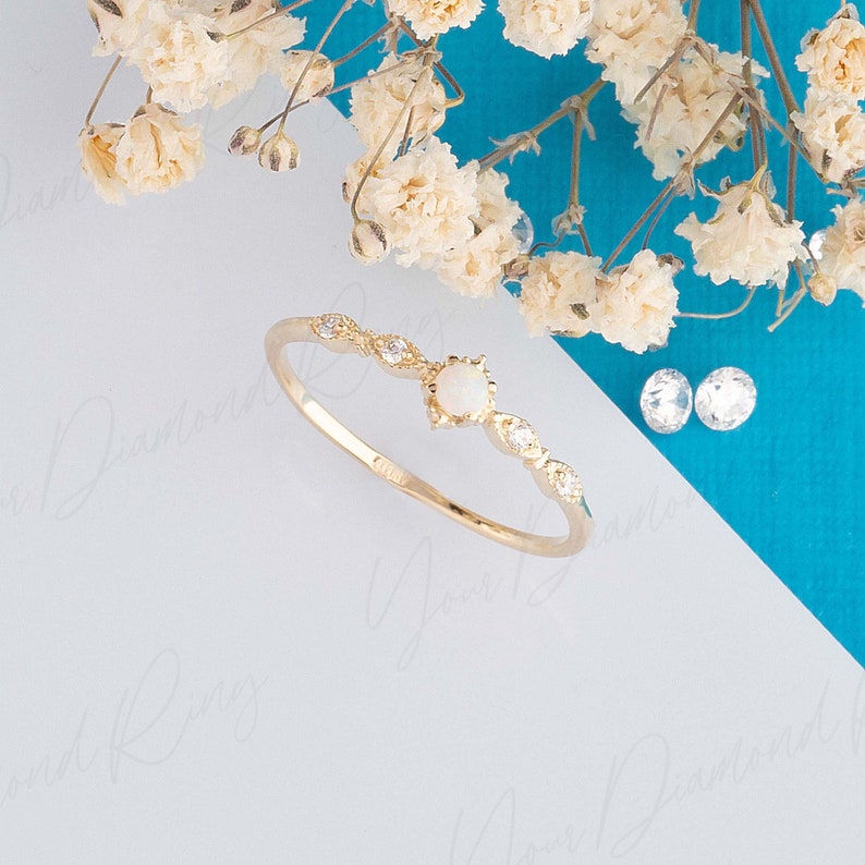Antik elegant viktoriansk löftering i 14k gult guld med vit opal, Liten minimalistisk förlovningsring med opal och diamant, Jubileumsring bild 3