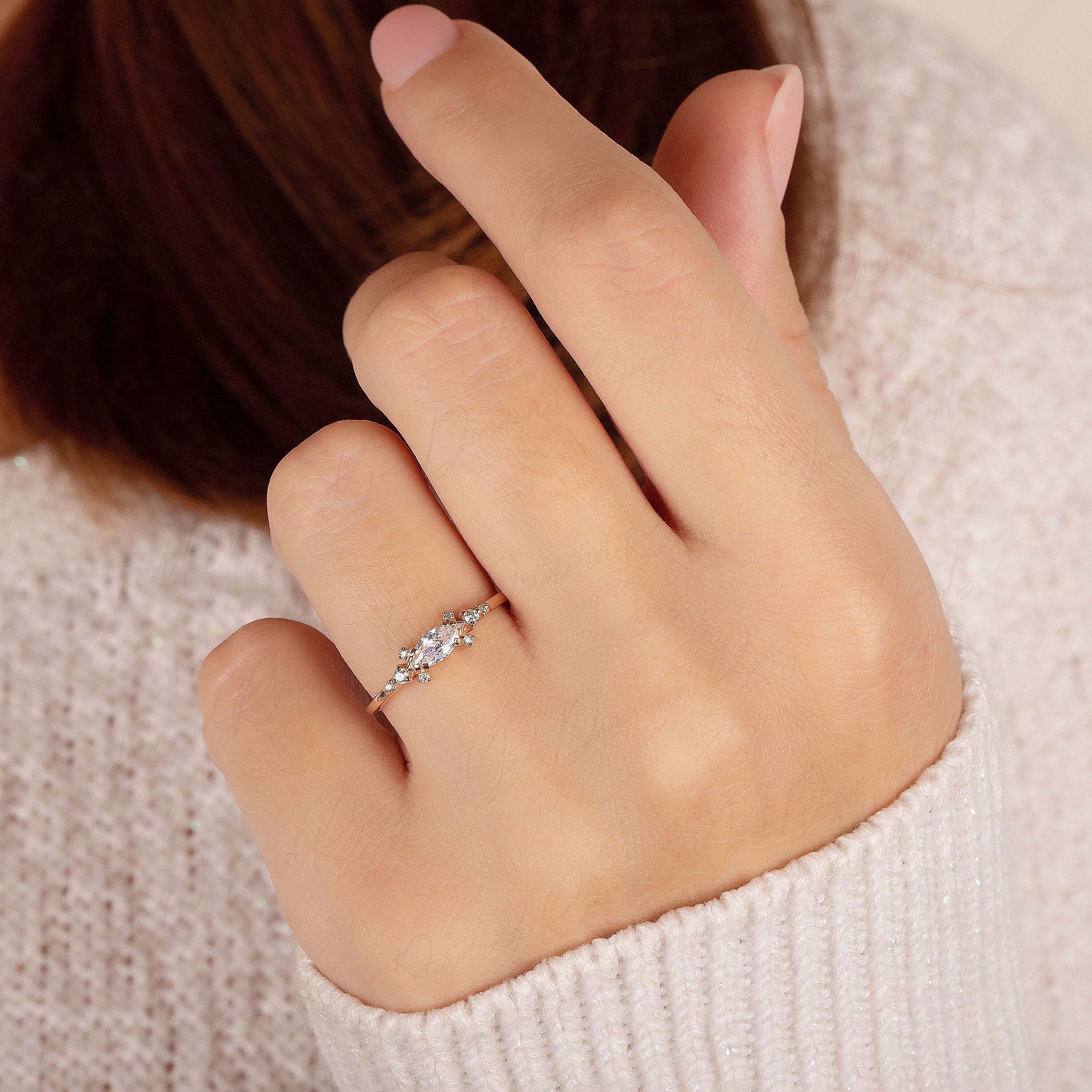 上品なマーキスカットダイヤモンドの婚約指輪、彼女への特別な14K 
