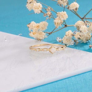 Antik elegant viktoriansk löftering i 14k gult guld med vit opal, Liten minimalistisk förlovningsring med opal och diamant, Jubileumsring bild 6