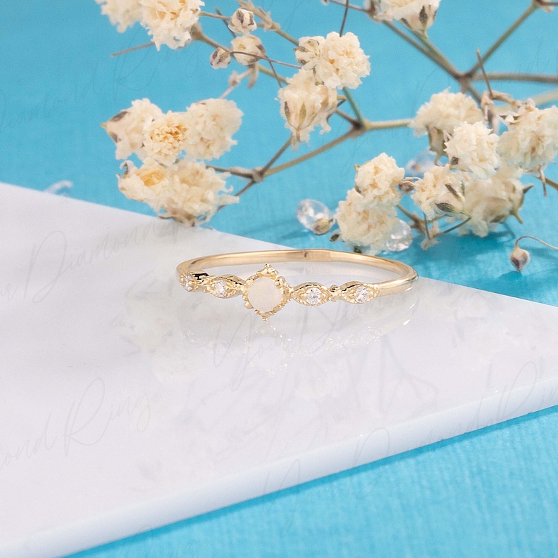 Antik elegant viktoriansk löftering i 14k gult guld med vit opal, Liten minimalistisk förlovningsring med opal och diamant, Jubileumsring bild 7