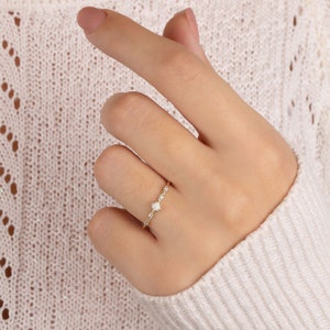 Antik elegant viktoriansk löftering i 14k gult guld med vit opal, Liten minimalistisk förlovningsring med opal och diamant, Jubileumsring bild 5