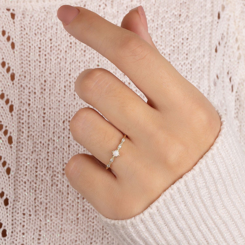 Antik elegant viktoriansk löftering i 14k gult guld med vit opal, Liten minimalistisk förlovningsring med opal och diamant, Jubileumsring bild 5