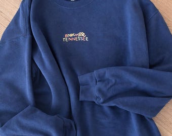 Sudadera personalizada bordada a mano / Cuello redondo con puntada personalizada / Bordado minimalista en el centro / Sudadera con texto personalizado