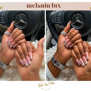 Puede incluir: Primer plano de manos con u&ntilde;as acr&iacute;licas largas, de forma almendrada, de color rosa y blanco. Las u&ntilde;as tienen una punta blanca con una l&iacute;nea blanca que se extiende hacia abajo por el centro de la u&ntilde;a. Las manos llevan un reloj plateado y un anillo con peque&ntilde;as piedras transparentes.