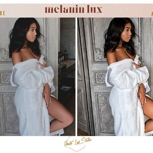 Puede incluir: Una imagen de antes y despu&eacute;s que muestra la diferencia en el tono de piel despu&eacute;s de usar un producto melanin lux. La imagen muestra a una persona con la piel m&aacute;s oscura con una bata blanca de pie frente a una puerta. La imagen de antes muestra el tono de piel de la persona tal como es naturalmente, mientras que la imagen de despu&eacute;s muestra el tono de piel de la persona despu&eacute;s de usar el producto melanin lux. El tono de piel de la persona parece m&aacute;s brillante y m&aacute;s uniforme en la imagen de despu&eacute;s.