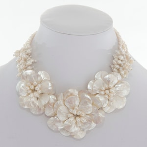 white flower short necklace, white stone necklace,shell necklace,mother of pearl necklace,princess necklace,handmade