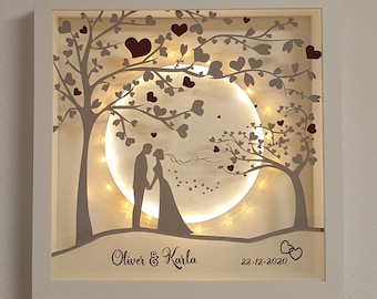 Brautpaar mit Mond, Rahmen 27 x27 in weiß, beleuchtet, personalisiert, Geschenk zur Hochzeit