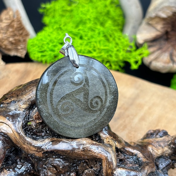 Triskel d'Équilibre, pendentif en Obsidienne dorée avec symbole du Triskel.