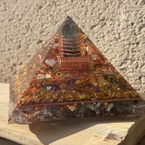 12cm Pyramid Orgonite Cheops – Multicolored Fluorite, Lemurian Quartz, Copper Tensors, Rock Crystal – Protection & Harmonization