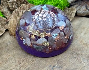 Può includere: Sfera di resina viola con un design a fiore della vita dorato e cristalli e scaglie dorate incassati.