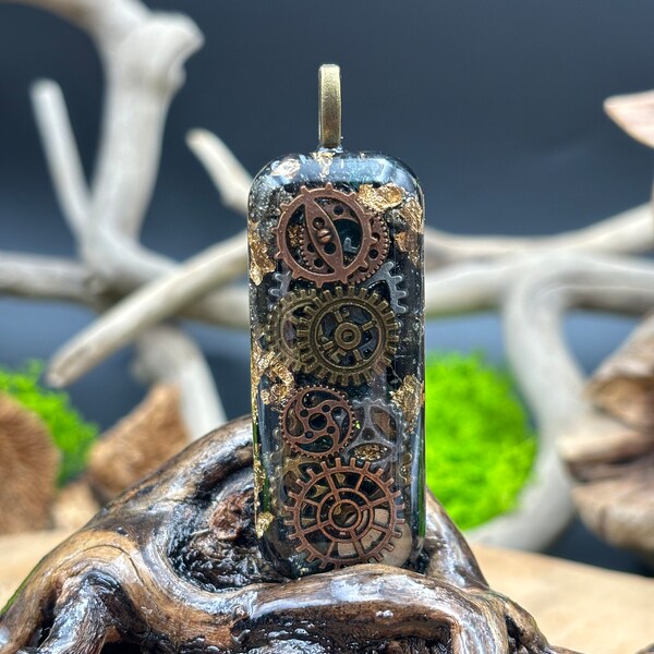 Engrenage Éclatant, pendentif Orgonite artisanale steampunk, avec tourmaline noire , pyrite, cristal de roche et feuilles d'or.