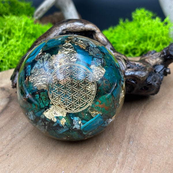 Dôme d'Harmonie Éthérée, Orgonite artisanale avec fleur de vie, chrysocolle bleu-vert, cristal de roche, feuilles d'or 24 carats.