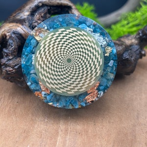 Disque Orgonite Artisanale "Énergie Torique", avec apatite bleue, cristal, feuilles d'or 24 carats, feuilles de cuivre et d'argent ...