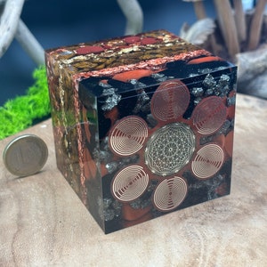 Cube Orgonite Artisanale "Équilibre Céleste", avec carte radionique, symbole de Métatron, tourmaline, bois fossilisé, jaspe rouge, pyrite...