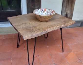 Mesa de centro vintage de nogal: mesa auxiliar moderna de mediados de siglo con patas de horquilla