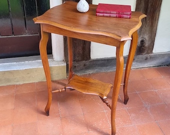 Mesa auxiliar antigua de nogal