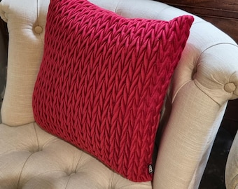 Lujoso cojín de terciopelo fruncido en burdeos de Laurence Llewelyn-Bowen