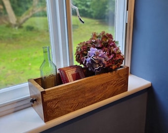 Jardinera vintage con pátina de miel: madera con incrustaciones y asas de latón