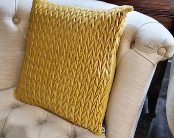 Lujoso cojín de terciopelo fruncido en dorado de Laurence Llewelyn-Bowen