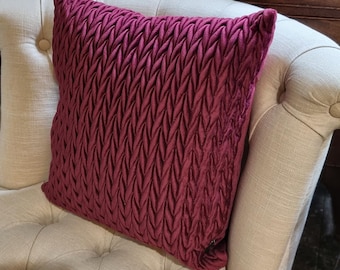 Lujoso cojín de terciopelo fruncido en color morera de Laurence Llewelyn-Bowen