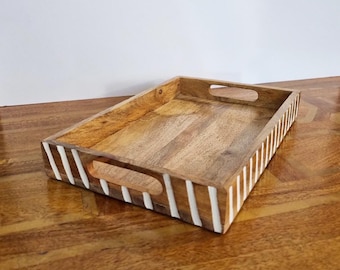 Bandeja otomana de madera con detalles en blanco lavado. Elegancia rústica y funcionalidad se unen.