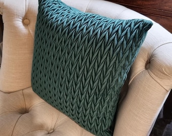 Lujoso cojín de terciopelo fruncido en verde botella de Laurence Llewelyn-Bowen