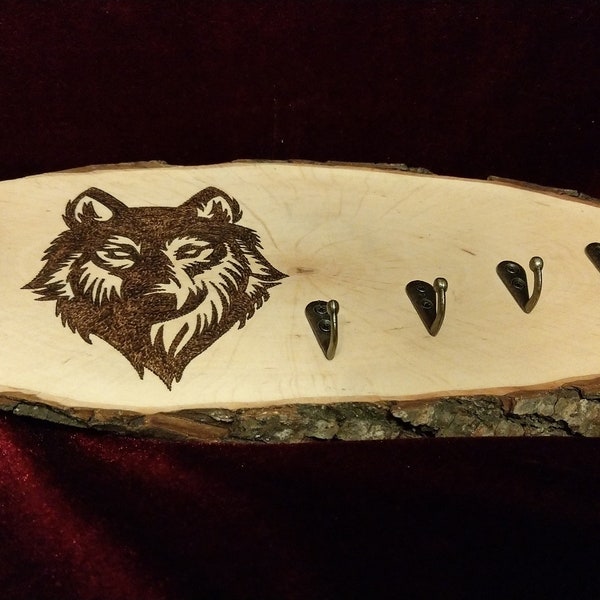 Schlüsselbrett Garderobe Kleiderhaken aus Rindenbrett mit eingebranntem Wolf Brandmalerei Pyrografie nordisch Odin Thor Wikinger Vikings