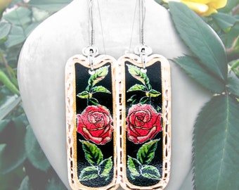 FRONT LINE SCHMUCK Handwerklich gefertigte Rosen-Ohrringe: Rote Rosen-Ohrringe mit schwarzem Hintergrund