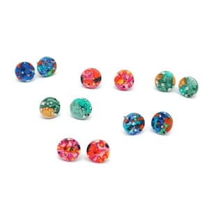 Pendientes pequeños de arcilla artesanal de 1 cm, con círculos abstractos, pequeños y coloridos, ideal como regalo para ella, unisex.