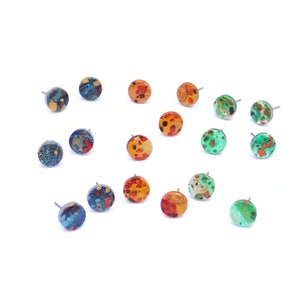 Pendientes pequeños de arcilla artesanal de 8 mm. Pendientes de círculos abstractos, pequeños y coloridos, unisex.