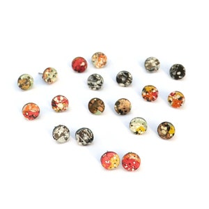 Pendientes pequeños de arcilla artesanal de 1 cm, con círculos abstractos, pequeños y coloridos, ideal como regalo para ella, unisex.