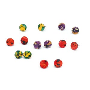 Pendientes pequeños de arcilla artesanal. Pendientes de círculos abstractos, pendientes pequeños de colores, regalo de buzón para ella
