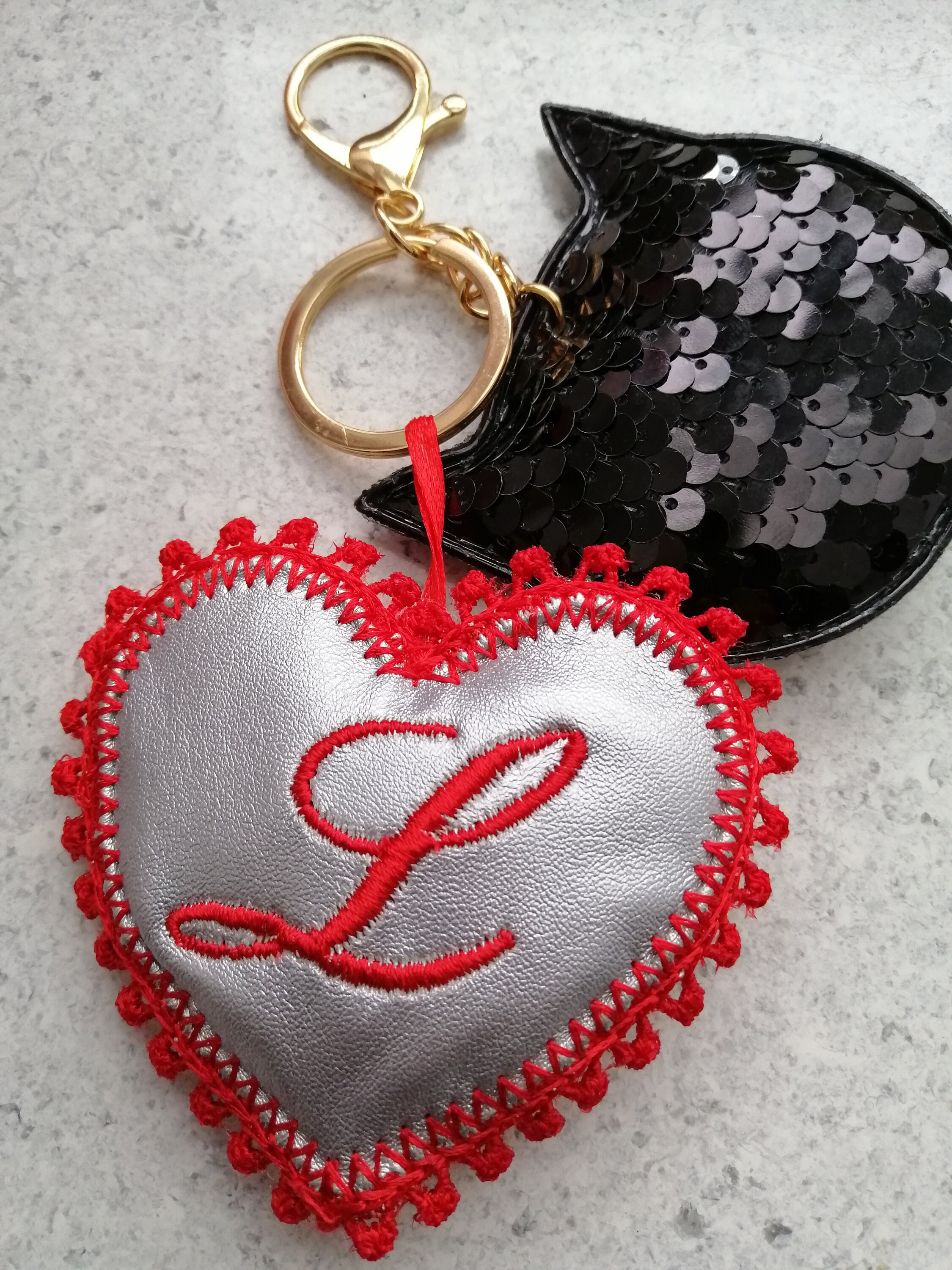 elle estampe le cuir 9 lettres
