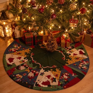 Puede incluir: Una falda redonda para árbol de Navidad con un diseño de patchwork con Papá Noel, árboles de Navidad y estrellas. La falda es principalmente verde, roja y azul, con un borde festoneado. Se ven regalos debajo del árbol.