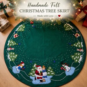 Pode incluir: Saia de árvore de Natal de feltro feita à mão em verde escuro, com árvores cobertas de neve bordadas, bonecos de neve, Papai Noel e outros personagens festivos. O texto "Handmade Felt Christmas Tree Skirt - Made with Love" é exibido no topo.