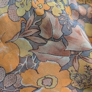 Tessuto indiano vintage in seta/Tessuto organico/Sari in pura seta/Tessuto acquistabile al metro/Tessuto per lei/Seta arancione, marrone e oro/Seta floreale indiana/Tessuto artigianale