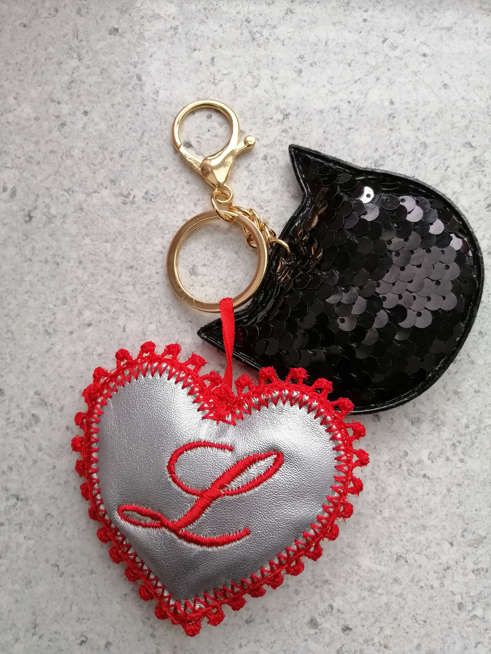 elle estampe le cuir en 9 lettres