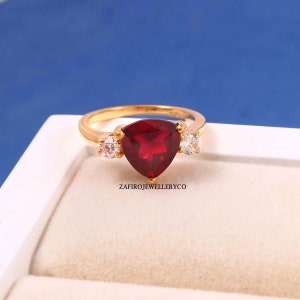 Bague en rubis taille trillion fait main : grappe d&#39;argent sterling, pierre de naissance en juillet