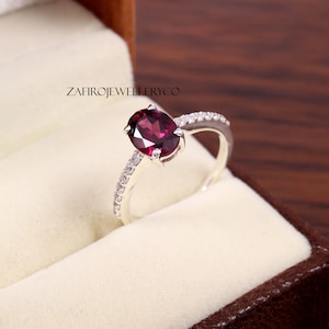 Anillo de granate rodolita hecho a mano: plata de ley y circón