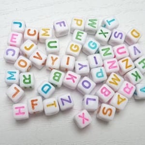 50 Buchstaben-Acrylperlen Mix